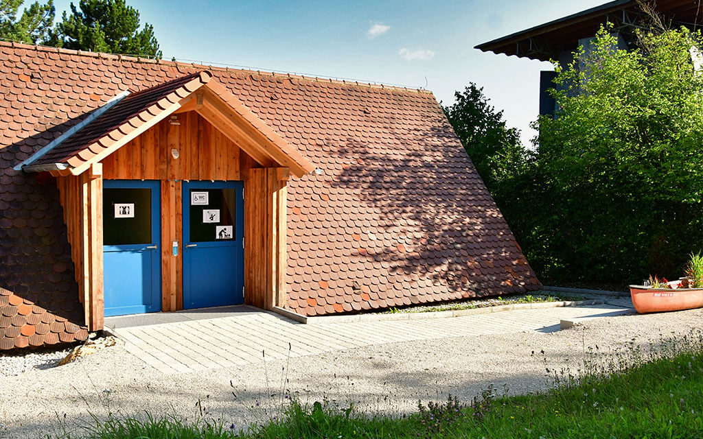 Sanitärhaus für Frauen und Außenanlage